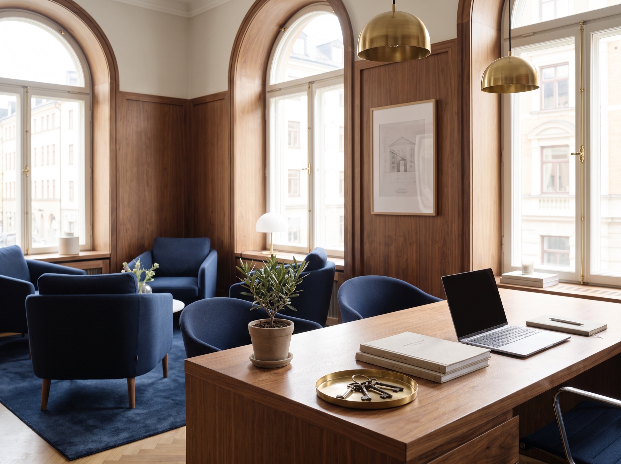 Bureau StayWell chaleureux, aux tons bois et bleu marine